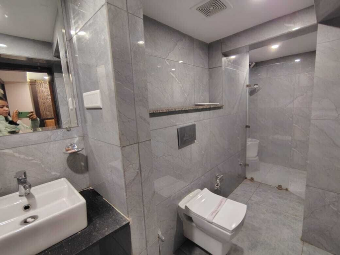 Bathroom 3, Hotel Namami Gange, Chandauli