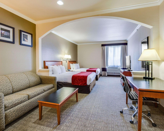Bedroom 4, Comfort Suites (Deer Park), Houston
