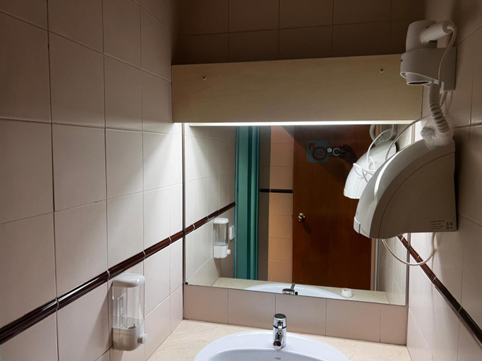 Bathroom 3, Hostel Estrella 20, Madrid