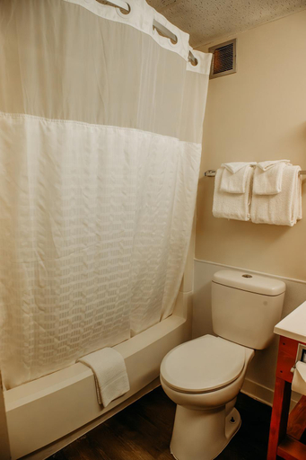 Bathroom 3, Country Garden and Suites, Franklin