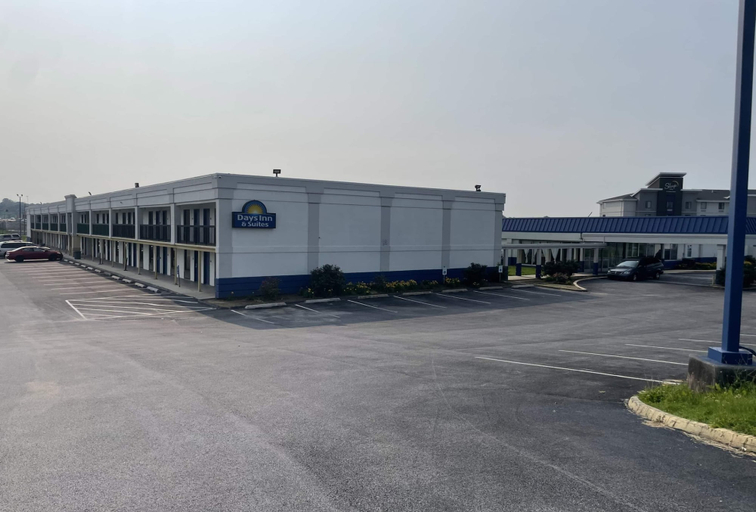 Exterior & Views 2, Days Inn & Suites by Wyndham York, York