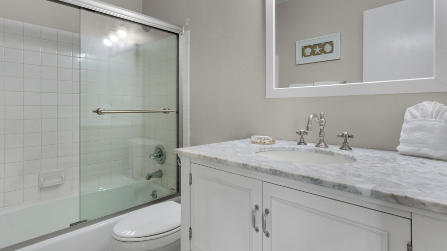 Bathroom 4, 2BR Beachfront Townhome w/ Beach Service + Free Attraction Tickets!, Walton