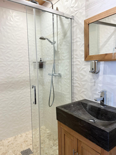Bathroom 3, Hotel D'Angleterre, Finistère