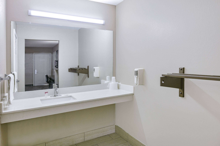 Bathroom 5, Super 8 by Wyndham Moss Point, Jackson