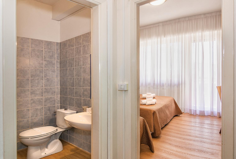 Bathroom 5, Hotel Stella d'Italia, Lucca