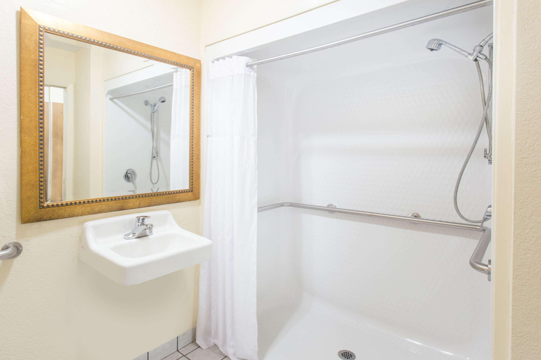 Bathroom 4, Baymont by Wyndham Muskegon, Muskegon