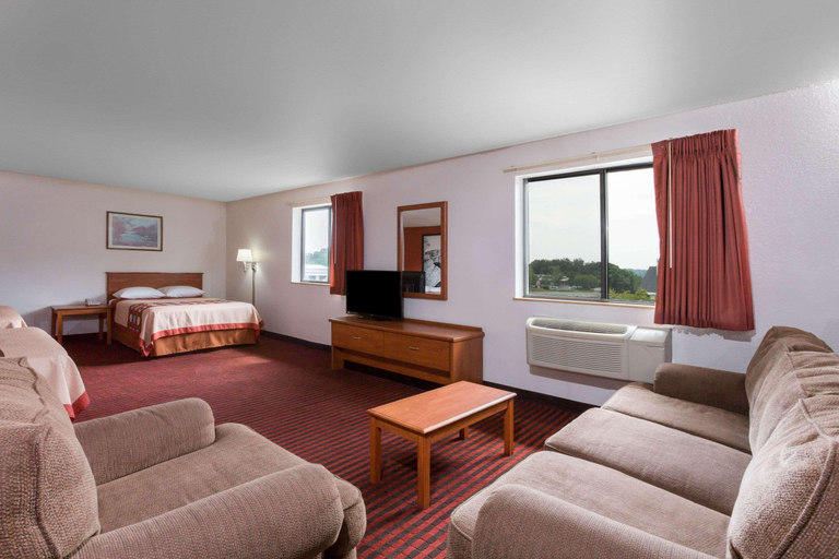 Bedroom 3, Super 8 by Wyndham Dumfries/Quantico, Prince William