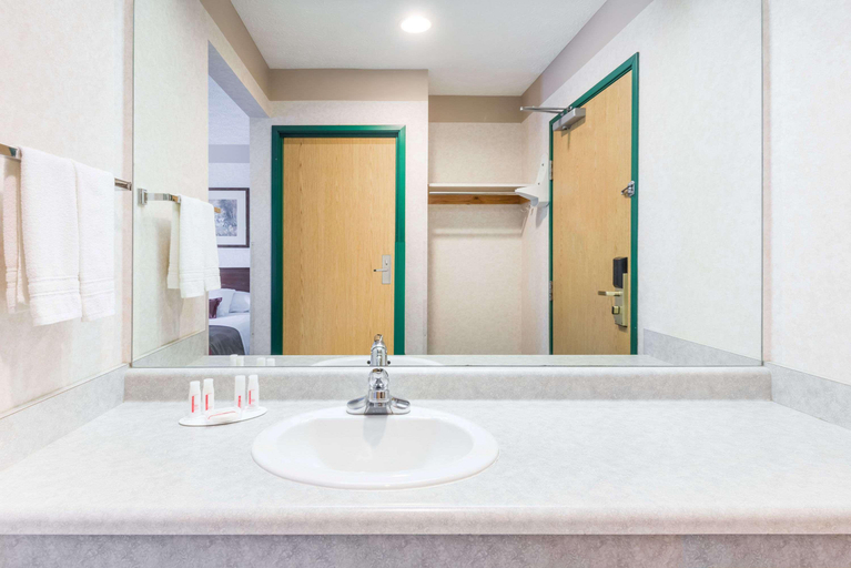Bathroom 3, Ramada by Wyndham Strasburg Dover, Tuscarawas