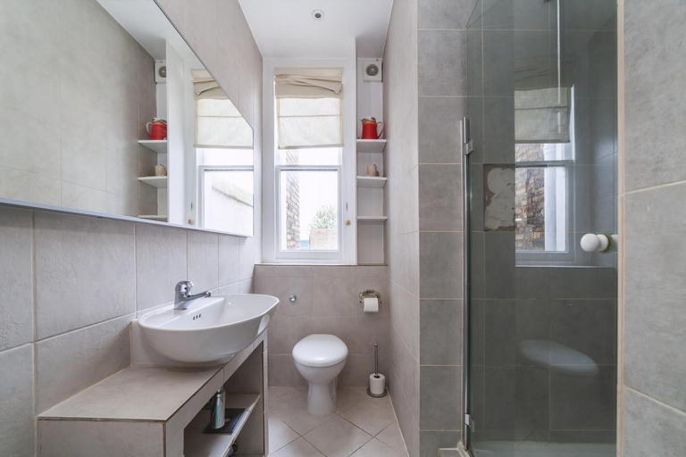 Bathroom 5, Charming One-Bed Oasis in Hammersmith, London
