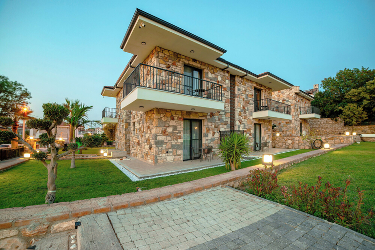 Exterior & Views