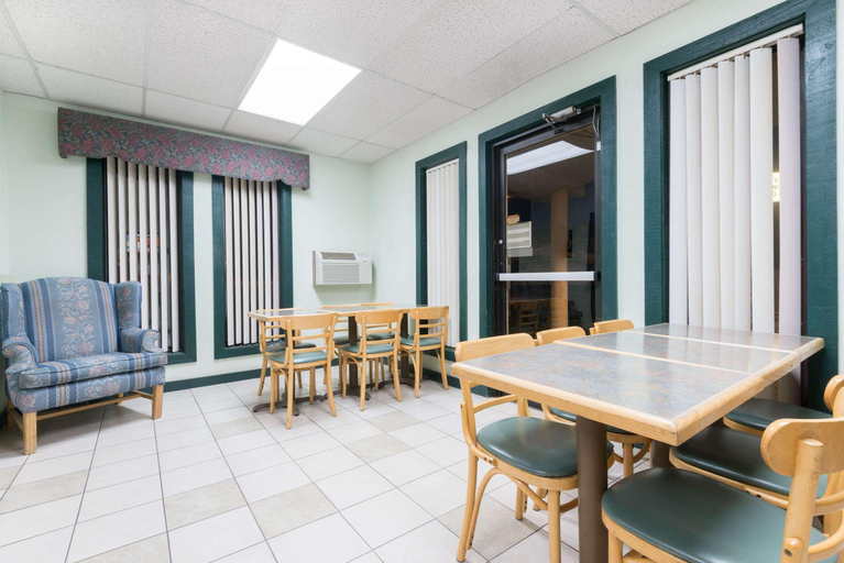 Public Area 2, Super 8 by Wyndham Raton, Colfax