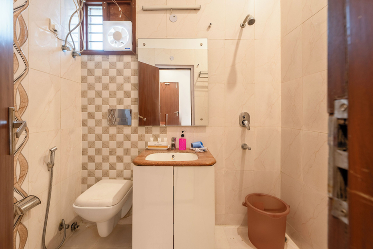 Bathroom 4, The Lodgers Hotel and Banquet Sector 38, Gurgaon