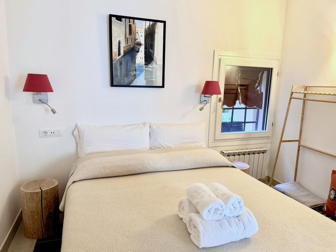 Bedroom 4, Ca' Penini canal view, Venezia