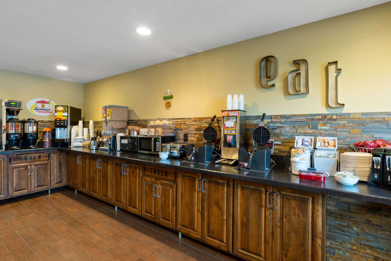 Food & Drinks 5, Super 8 by Wyndham Bemidji MN, Beltrami