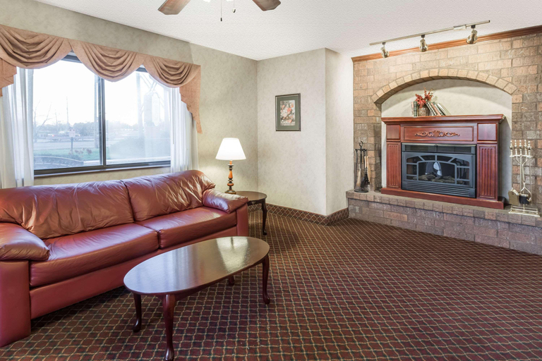 Public Area, Super 8 By Wyndham Woodstock, McHenry