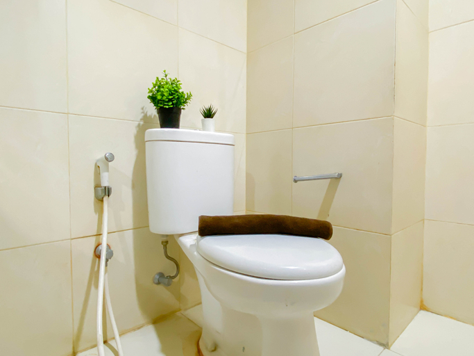 Bathroom 4, Blue Accent Studio (No Kitchen) at Elvis Tower Apartment By Travelio, Cikarang