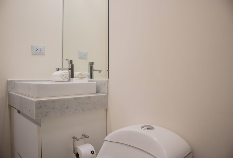 Room 2, w Bright 1BR w Balcony in Miraflores, Lima