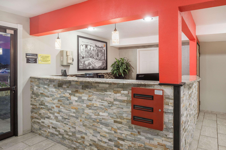 Public Area 2, Super 8 by Wyndham Moberly MO, Randolph