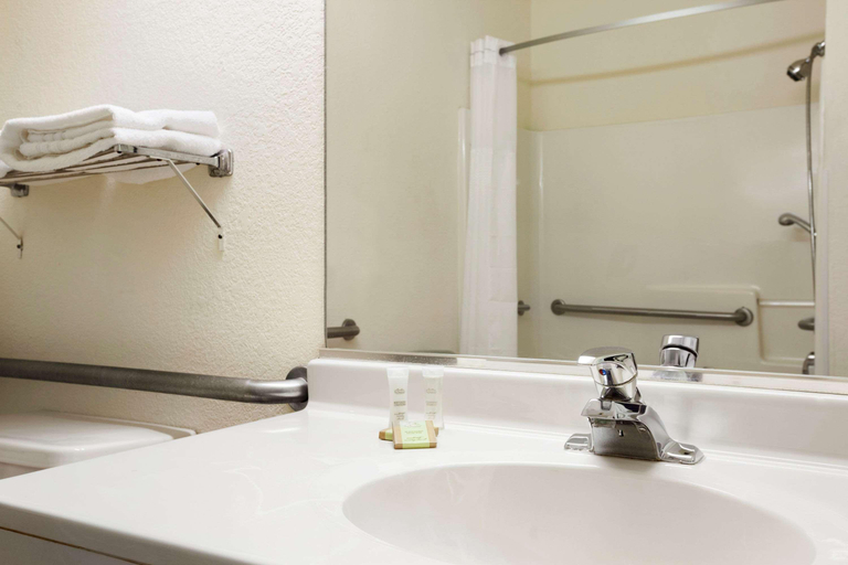 Bathroom 5, Super 8 by Wyndham Aurora/Naperville Area, Dupage