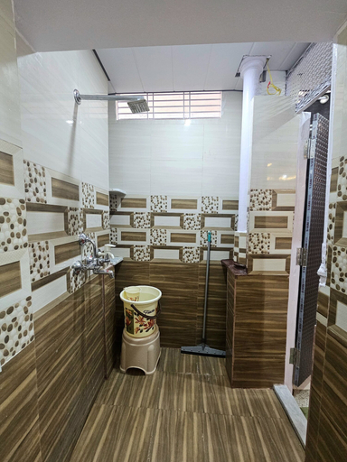 Bathroom 2, Saraogi Homestays, Varanasi