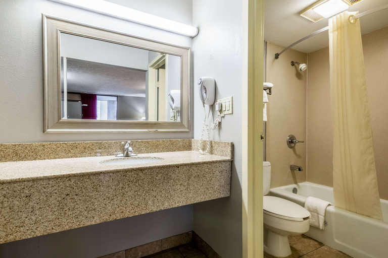 Bathroom 4, Econo Lodge Seymour, Jackson