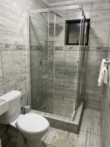 Bathroom 4, Seven Wonders B&B, Ugu