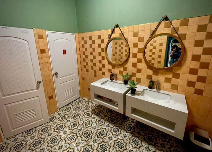 Bathroom 3, Sugar and Spice Inn, Pulau Phuket
