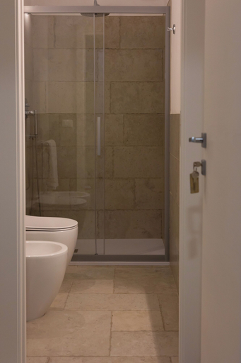 Bathroom 5, Donna Veneranda, Foggia