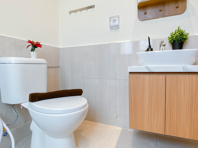 Bathroom 5, Modern 2BR at Meikarta Apartment near AEON Delta Mas By Travelio, Cikarang