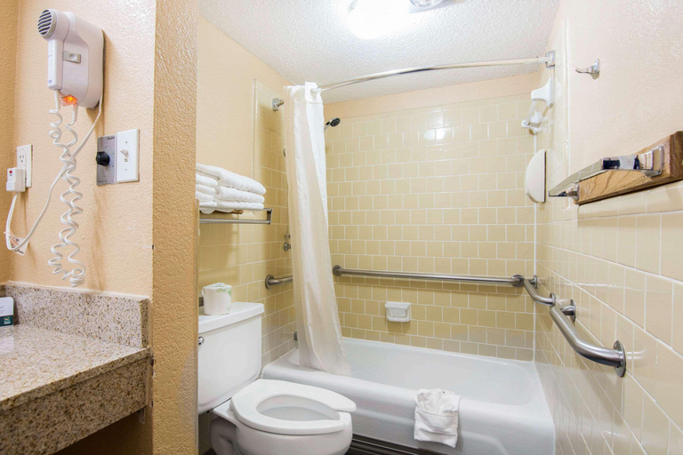 Bathroom 4, Quality Inn Arkadelphia - University Area, Clark