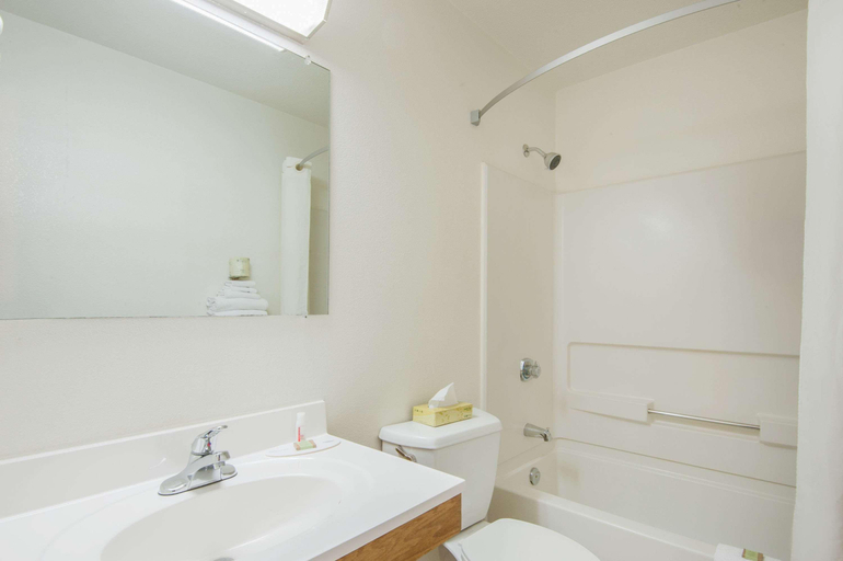Bathroom 4, Super 8 by Wyndham Salmon Arm, Columbia-Shuswap