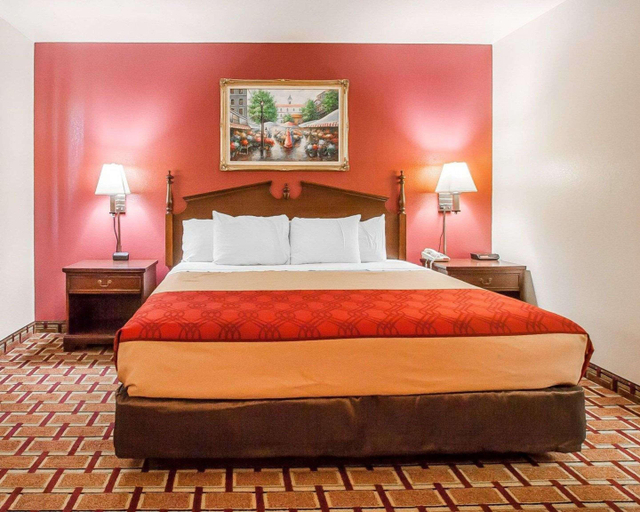 Bedroom 3, Econo Lodge Dexter, Stoddard