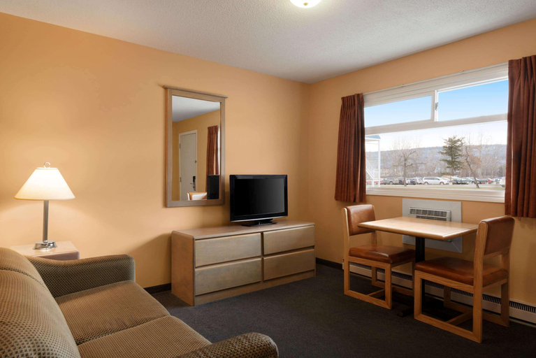 Bedroom 3, Travelodge by Wyndham Quesnel, Cariboo