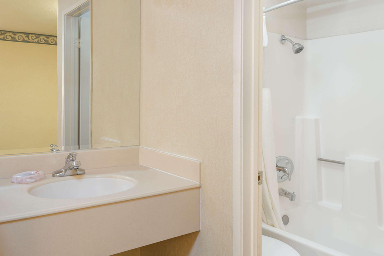 Bathroom 4, Travelodge by Wyndham San Clemente Beach, Orange