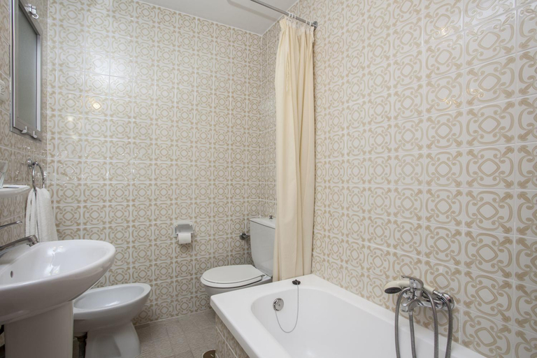 Bathroom 4, Hotel Valencia de la Música, Valencia