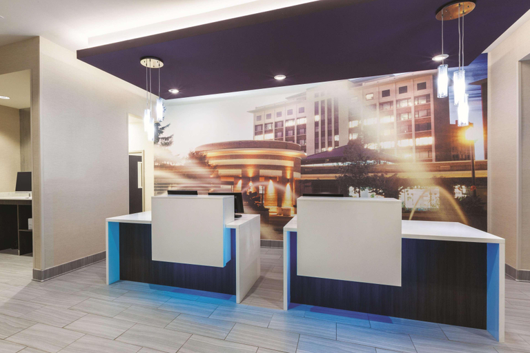 Public Area, La Quinta Inn & Suites by Wyndham Terre Haute, Vigo
