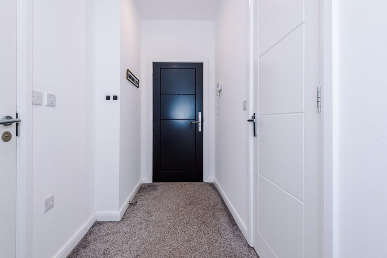 Others 5, Bolton: Stunning 2-Bedroom Apartment, Bolton