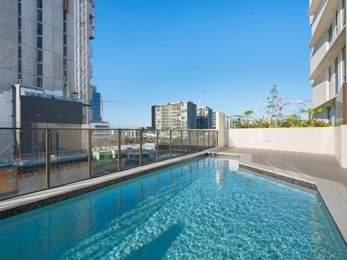 Room 4, 2BR Food Drink Hub Pool Views Gym Roof Tce, Newstead