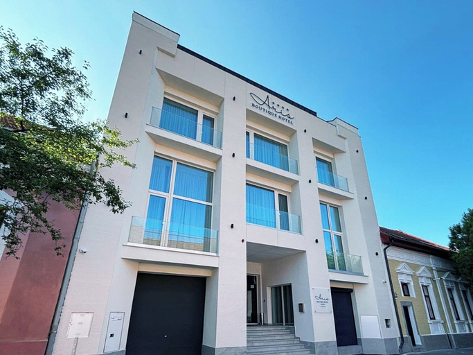 Exterior & Views