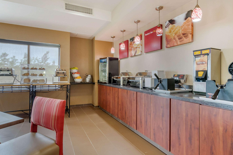 Food & Drinks 5, Comfort Suites Speedway, Wyandotte
