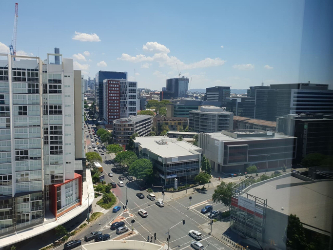 Room 4, 2BR Food Drink Hub Pool Parking Gym Rooftop, Newstead