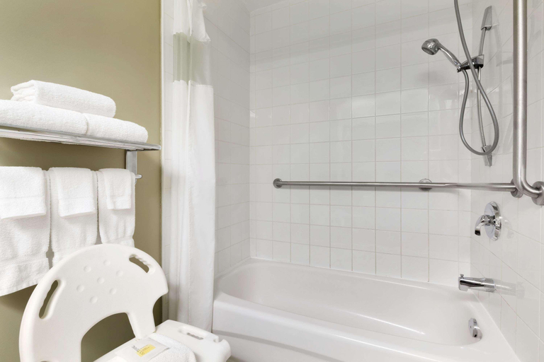 Bathroom 4, Days Inn by Wyndham Orillia, Simcoe
