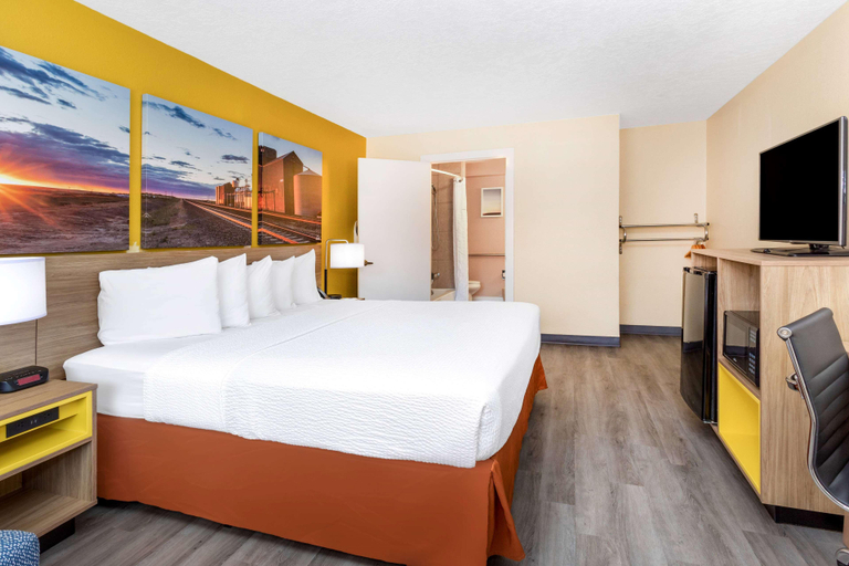 Bedroom 3, Days Inn & Suites by Wyndham Clovis, Curry