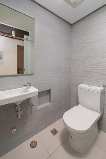 Bathroom 5, The Grid Managed by HII, Makati City