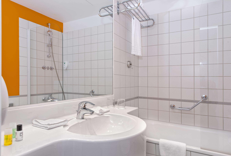 Bathroom 4, Wyndham Garden Düsseldorf City Centre Königsallee, Düsseldorf