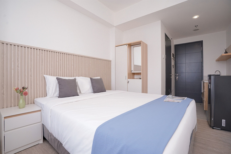 Bedroom 3, Warm Cozy Studio Room at Collins Boulevard Apartment, Tangerang