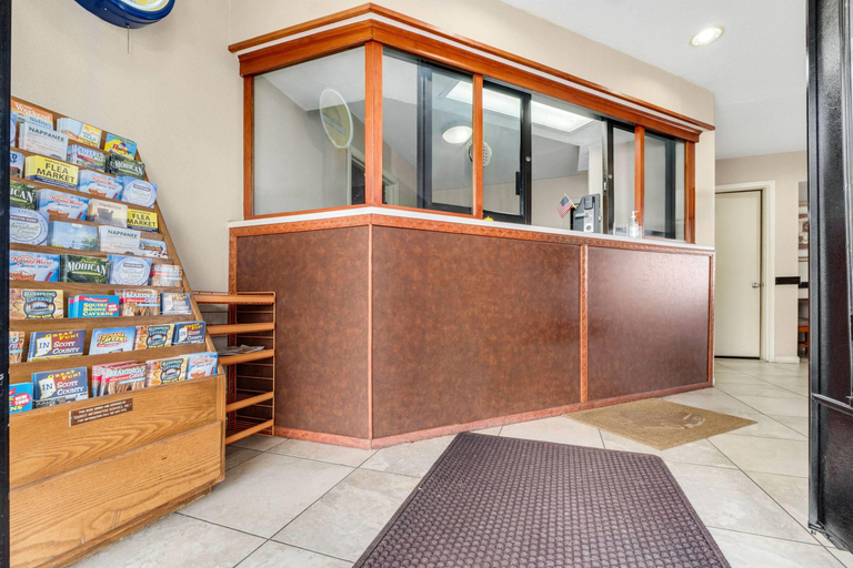 Public Area 2, Days Inn by Wyndham Fort Wayne, Allen