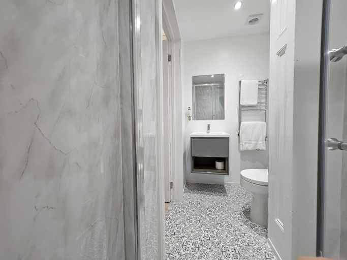 Bathroom 4, Innit Hotel - Marina House, Brighton and Hove