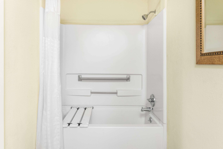 Bathroom 5, Super 8 by Wyndham Brookhaven, Lincoln