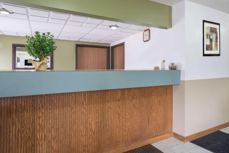 Public Area 2, Super 8 by Wyndham Fond Du Lac, Fond du Lac